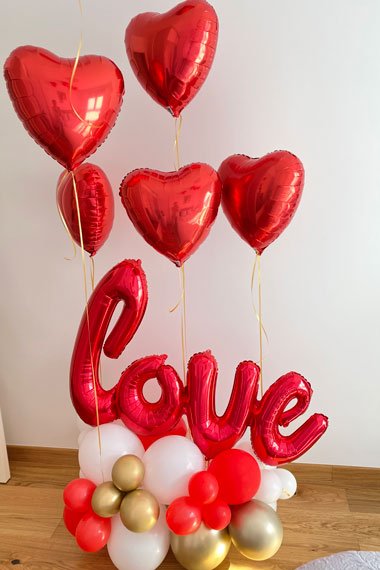 Aranzman love koji sadrži i pet srca na helijum