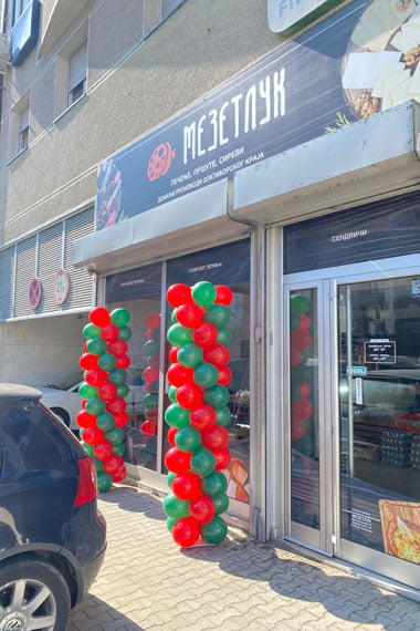 Stubovi klasični crveno zelene boje za otvaranje novih mesta.