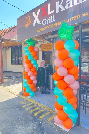 Stubovi klasični sa zvezdom na vrhu za otvaranje novih mesta.