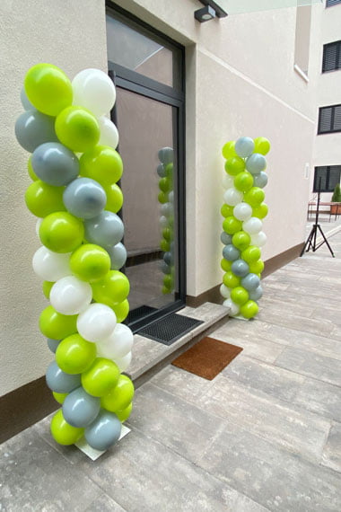 Stubovi klasični crveno zelene boje za otvaranje novih mesta.