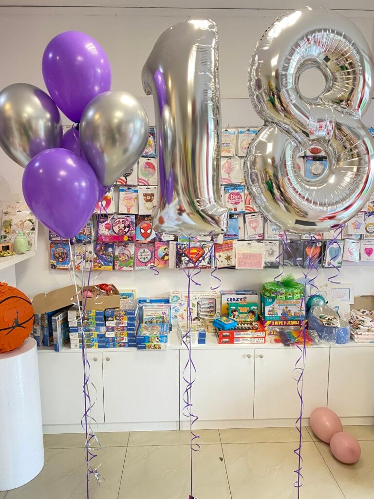 Balon za 18. rođendan metalik sive boje sa dekoracijom od balona