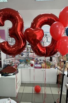 Balon broj trideset u crvenoj boji kao dekoracija za rođendan