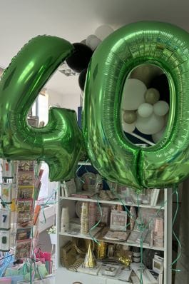 Balon broj 40 zelene boje kao dekoracija za rođendan