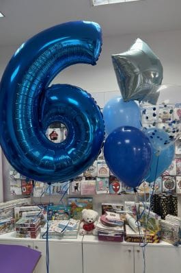 Balon broj šest - dekoracija za 6. rođendan u plavoj boji