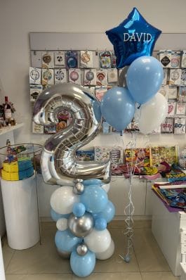 stub broj 2 u plavo-beloj kombinaciji kao dekoracija za rođendan