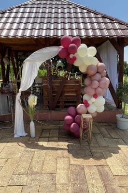 Dekoracija za devojačko veče sa balonskim krugom u belim i bordo nijansama.