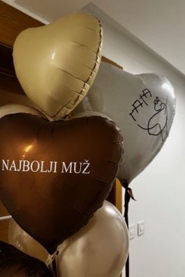 Braon, bež i siv balon sa crtežom i porukom "Najbolji muž"